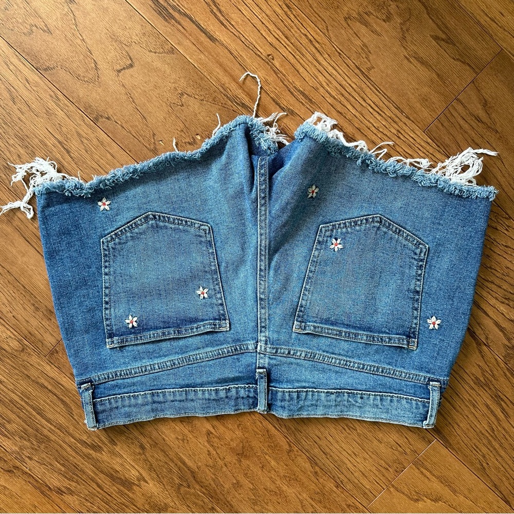 NWOT GAP size 30 distressed raw hem floral embroidered Jean denim shorts - Picture 5 of 6